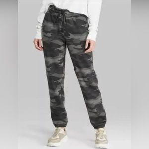 Wild Fable Unisex Camo Sweatpants Small